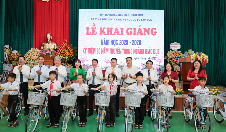 LPBank trao tặng 300 xe đạp tiếp sức học sinh nghèo Đất Tổ