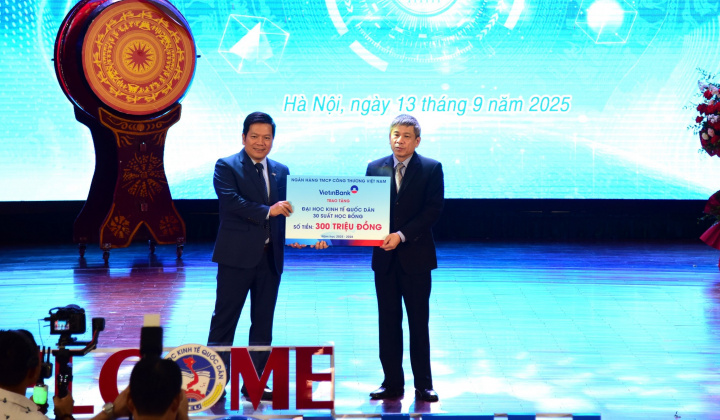 VietinBank trao tặng 300 triệu đồng học bổng cho sinh viên Đại học Kinh tế Quốc dân