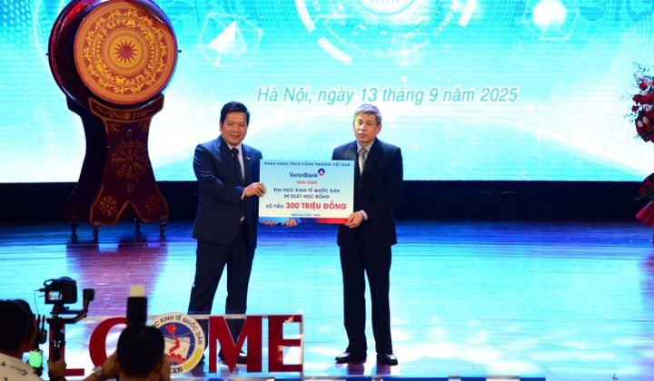 VietinBank trao tặng 300 triệu đồng học bổng cho sinh viên Đại học Kinh tế Quốc dân