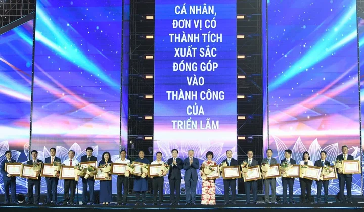 Ngành Ngân hàng xuất sắc giành 2 giải thưởng tại Triển lãm Thành tựu Đất nước