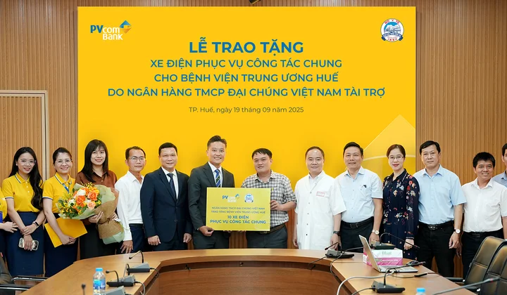 PVcomBank trao tặng 10 xe điện cho Bệnh viện Trung ương Huế