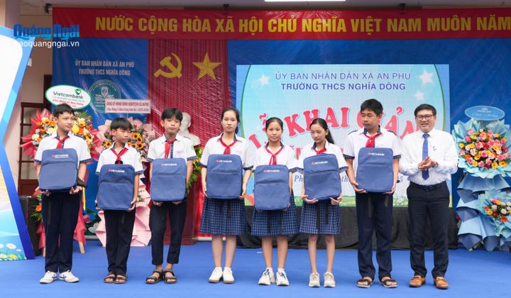 VietABank Quảng Ngãi trao quà, tiếp sức học sinh khó khăn