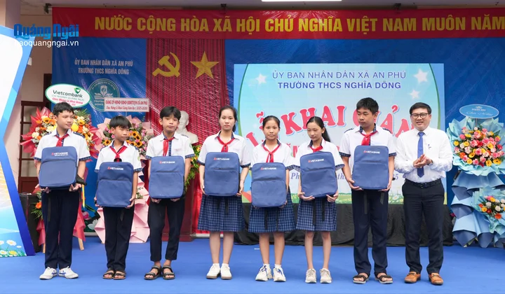 VietABank Quảng Ngãi trao quà, tiếp sức học sinh khó khăn