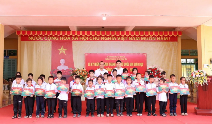 Vietcombank trao 8.000 suất học bổng cho học sinh nghèo vượt khó