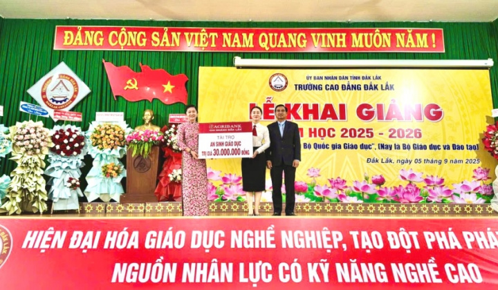 Agribank Chi nhánh Đắk Lắk trao hơn 500 triệu đồng an sinh giáo dục nhân dịp khai giảng năm học 2025 - 2026