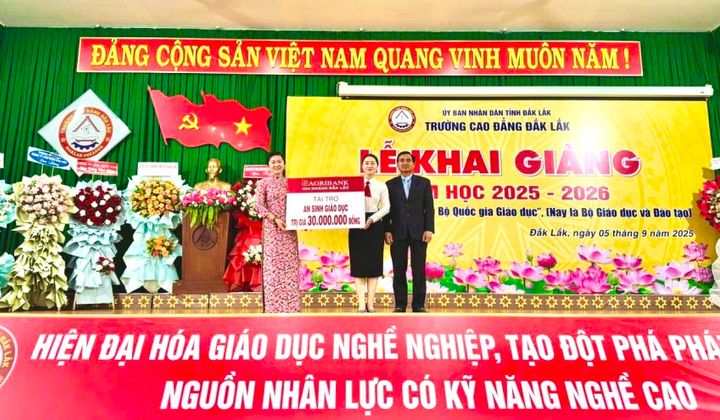 Agribank Chi nhánh Đắk Lắk trao hơn 500 triệu đồng an sinh giáo dục nhân dịp khai giảng năm học 2025 - 2026