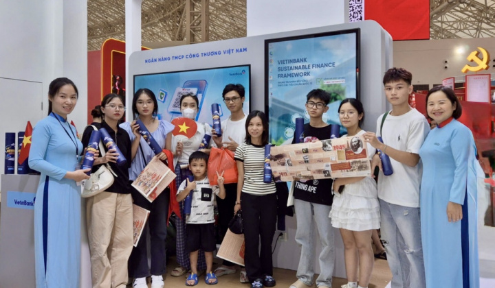 Nhận quà khi check-in gian hàng VietinBank tại Triển lãm thành tựu đất nước