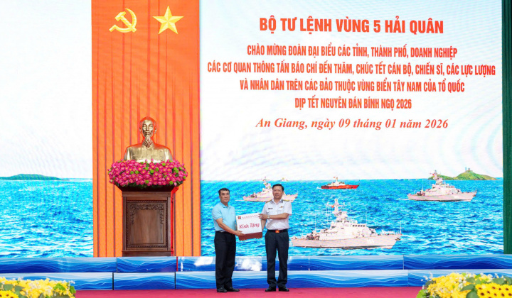Agribank thăm, chúc Tết cán bộ, chiến sĩ Vùng 5 Hải quân