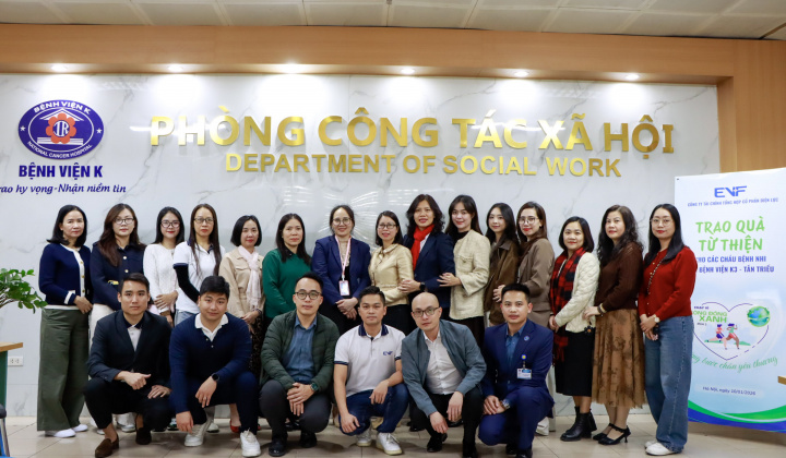 Công đoàn EVF trao quà cho các bệnh nhi tại Bệnh viện K Tân Triều