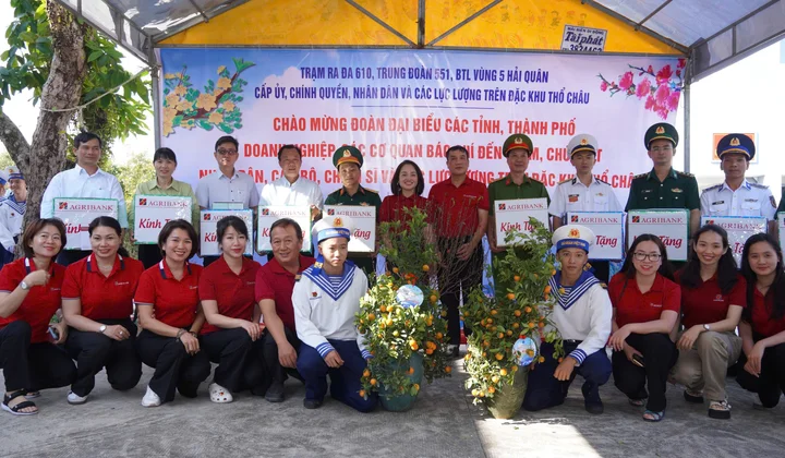 Agribank thăm, chúc Tết quân và dân trên đảo Thổ Chu