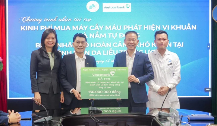 Vietcombank trao tặng trang thiết bị y tế và hỗ trợ người bệnh tại Bệnh viện Da liễu Trung ương