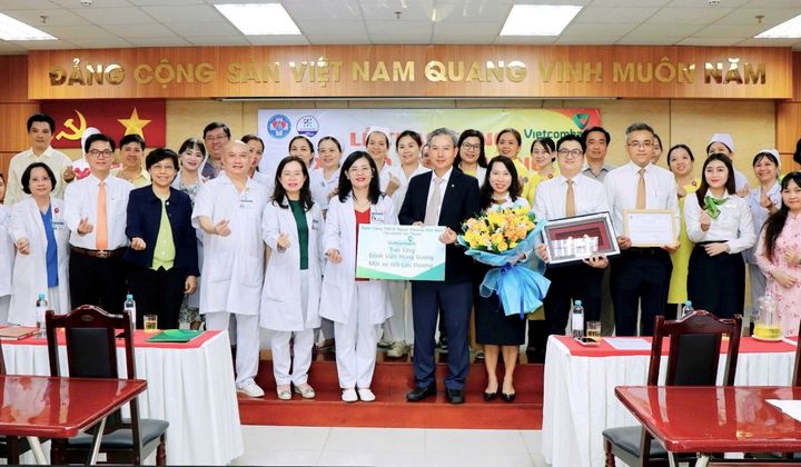Vietcombank Sài Thành trao tặng xe ô tô cứu thương trị giá 1 tỷ đồng