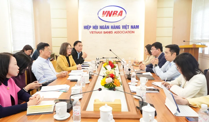 Phó Chủ tịch, Tổng Thư ký Nguyễn Quốc Hùng làm việc với Chủ nhiệm Câu lạc bộ Xử lý nợ