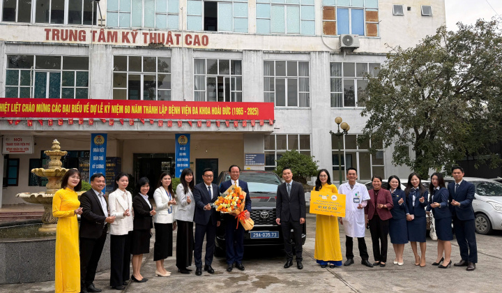 PVcomBank trao tặng xe ô tô phục vụ y tế cho Bệnh viện Đa khoa Hoài Đức và Bệnh viện Đa khoa Vân Đình