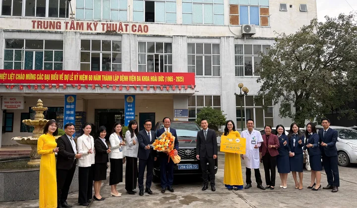 PVcomBank trao tặng xe ô tô phục vụ y tế cho Bệnh viện Đa khoa Hoài Đức và Bệnh viện Đa khoa Vân Đình