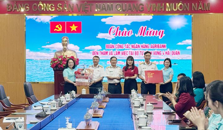 Agribank thăm, tặng quà cán bộ, chiến sĩ Vùng 4 Hải quân dịp Tết 2026