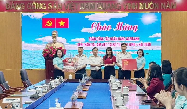 Agribank thăm, tặng quà cán bộ, chiến sĩ Vùng 4 Hải quân dịp Tết 2026