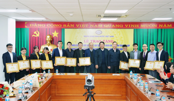 Khen thưởng thành tích đột xuất trong triển khai hệ thống CNTT phòng, chống rửa tiền