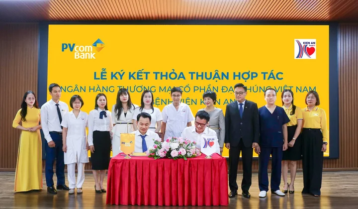 PVcomBank ký thỏa thuận hợp tác với Bệnh viện Kiến An, trao tặng xe ô tô Phòng khám lưu động