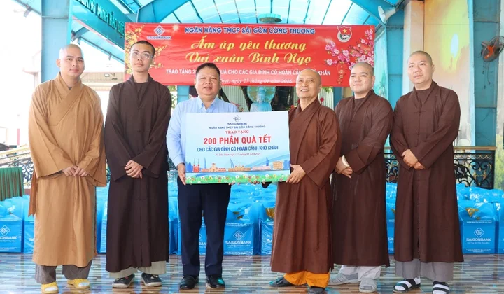 SaiGonBank trao 200 phần quà Tết cho các gia đình khó khăn