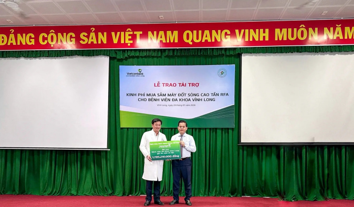 Vietcombank Vĩnh Long tài trợ kinh phí mua máy đốt sóng cao tần RFA trị giá gần 2 tỷ đồng cho Bệnh viện Đa khoa Vĩnh Long