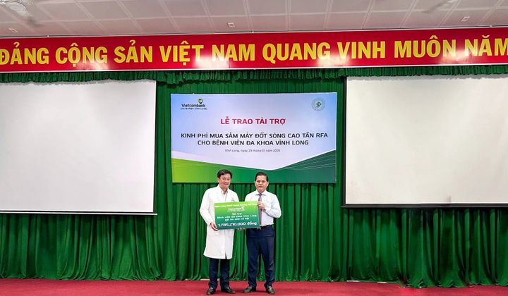 Vietcombank Vĩnh Long tài trợ kinh phí mua máy đốt sóng cao tần RFA trị giá gần 2 tỷ đồng cho Bệnh viện Đa khoa Vĩnh Long