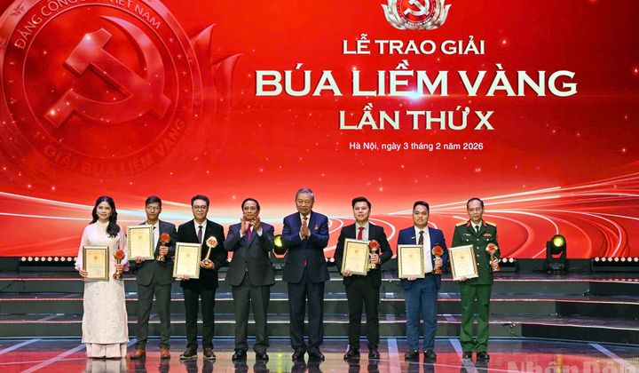 Agribank đồng hành cùng Lễ tuyên dương bí thư chi bộ xuất sắc và trao Giải Búa liềm vàng lần thứ X