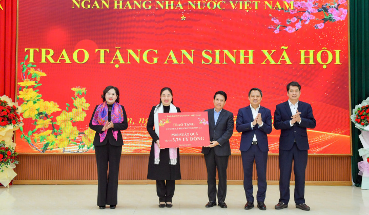 Thống đốc Nguyễn Thị Hồng và Đoàn công tác Ngân hàng Nhà nước thăm, tặng quà các gia đình chính sách, hộ nghèo tại Sơn La