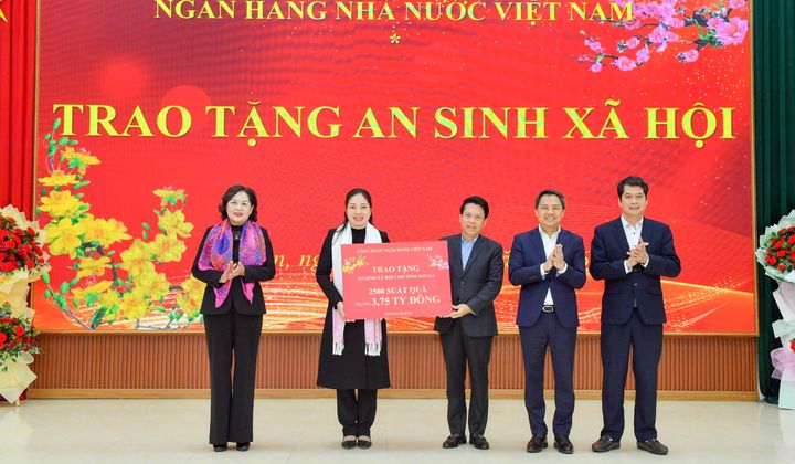 Thống đốc Nguyễn Thị Hồng và Đoàn công tác Ngân hàng Nhà nước thăm, tặng quà các gia đình chính sách, hộ nghèo tại Sơn La