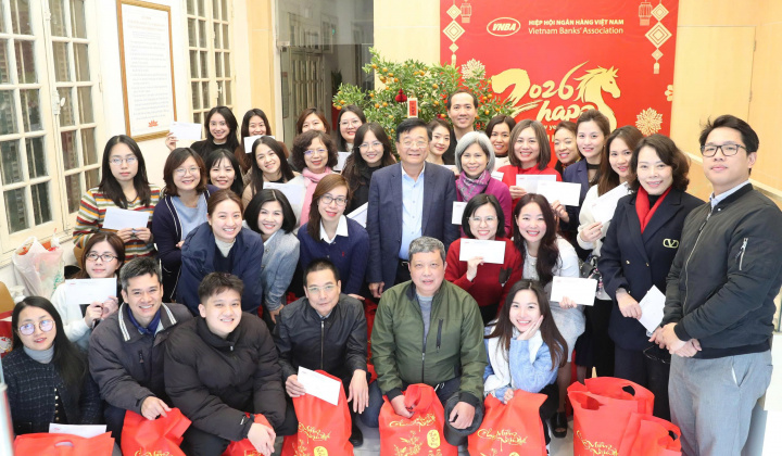 Ấm áp “Bữa cơm Tất niên Công đoàn” và trao quà Tết cho đoàn viên, người lao động