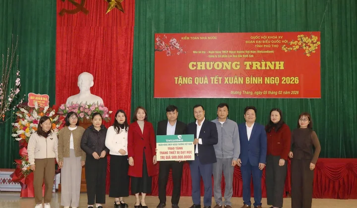 Vietcombank trao 1 tỷ đồng hỗ trợ giáo dục và xây nhà đại đoàn kết tại Phú Thọ
