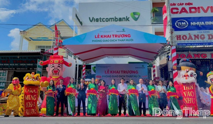 Vietcombank Đồng Tháp khai trương trụ sở mới Phòng Giao dịch Tháp Mười