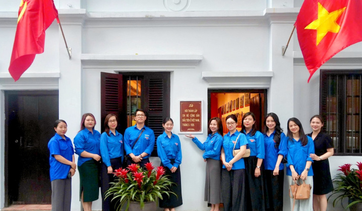 Tuổi trẻ Hiệp hội Ngân hàng Việt Nam dâng hương và thăm di tích cách mạng 5D Hàm Long