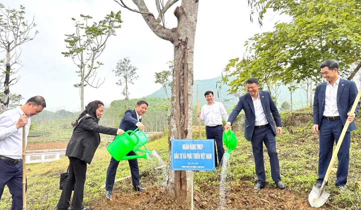 BIDV tham gia đoàn công tác ngành Ngân hàng về nguồn tại Tân Trào