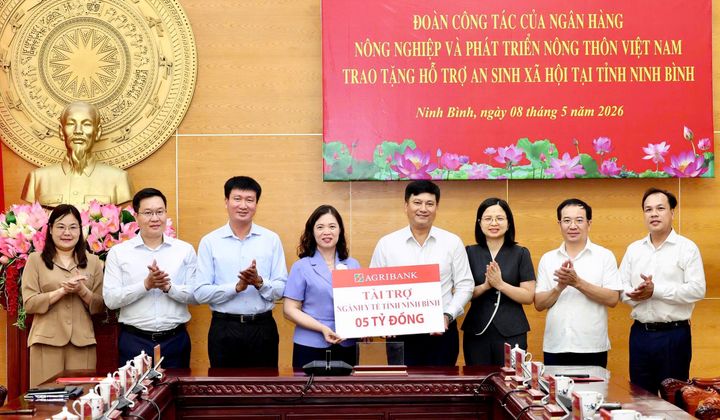 Agribank trao tặng 5 tỷ đồng an sinh xã hội tại Ninh Bình