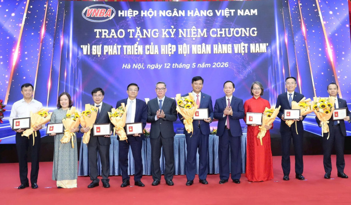 Tri ân các tập thể, cá nhân có đóng góp nổi bật cho hoạt động Hiệp hội Ngân hàng Việt Nam nhiệm kỳ VII
