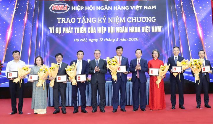 Tri ân các tập thể, cá nhân có đóng góp nổi bật cho hoạt động Hiệp hội Ngân hàng Việt Nam nhiệm kỳ VII