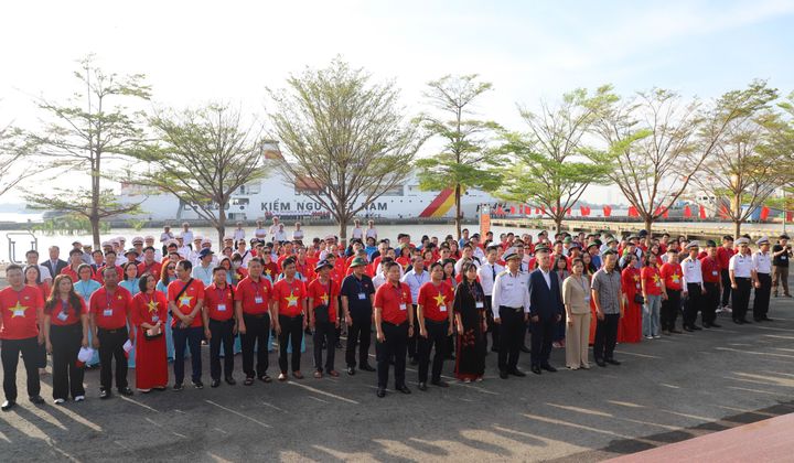 Agribank thăm, động viên quân và dân Trường Sa, nhà giàn DK1