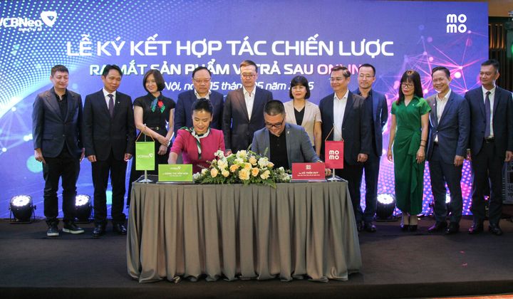 VCBNeo hợp tác cùng MoMo ra mắt sản phẩm Ví trả sau Online