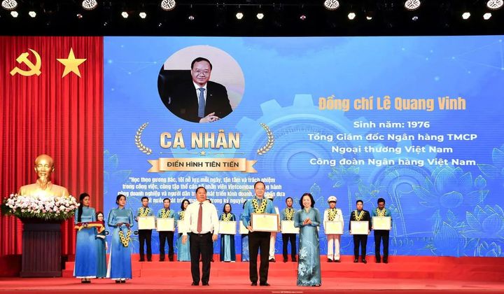 Tổng Giám đốc Vietcombank được khen thưởng với thành tích xuất sắc trong học tập và làm theo tư tưởng, đạo đức, phong cách Hồ Chí Minh