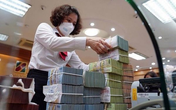Tiền gửi dân cư lập kỷ lục mới, vượt 10,38 triệu tỷ đồng