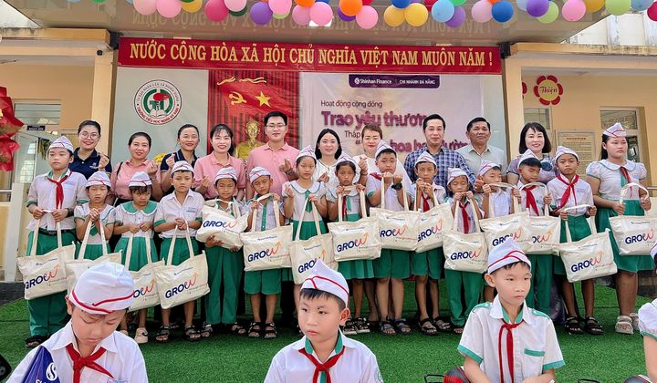Shinhan Finance lan tỏa yêu thương đến học sinh An Giang và Quảng Ngãi