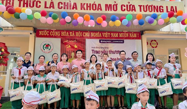 Shinhan Finance brings hope and support to students in An Giang and Quang Ngai