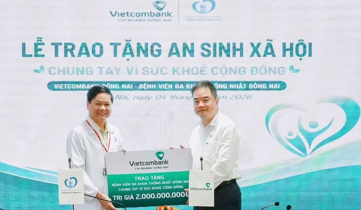 Vietcombank Đồng Nai trao tặng 2 tỷ đồng hỗ trợ Bệnh viện Đa khoa Thống Nhất Đồng Nai