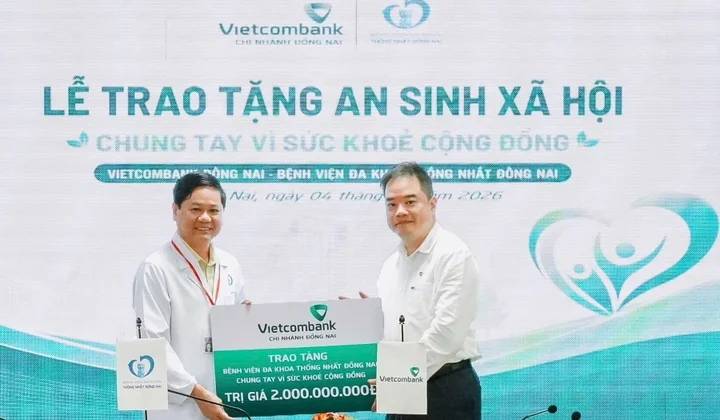Vietcombank Đồng Nai trao tặng 2 tỷ đồng hỗ trợ Bệnh viện Đa khoa Thống Nhất Đồng Nai