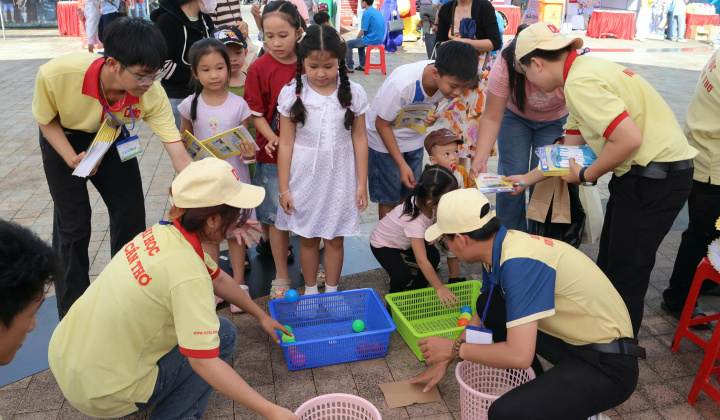 Agribank lan tỏa lối sống xanh qua chương trình “Đổi rác lấy quà”