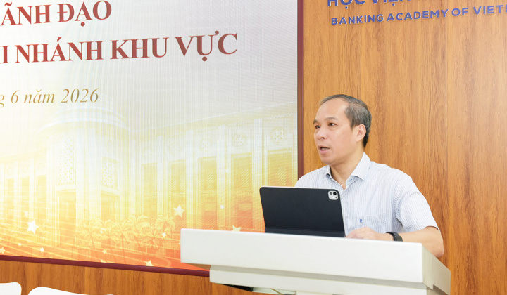 Phó Thống đốc Thường trực Đoàn Thái Sơn chia sẻ kinh nghiệm công tác pháp chế tại Lớp bồi dưỡng Lãnh đạo NHNN chi nhánh khu vực