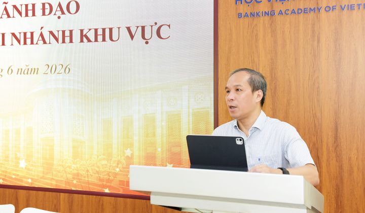 Phó Thống đốc Thường trực Đoàn Thái Sơn chia sẻ kinh nghiệm công tác pháp chế tại Lớp bồi dưỡng Lãnh đạo NHNN chi nhánh khu vực