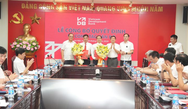 VDB công bố và trao các quyết định về công tác cán bộ