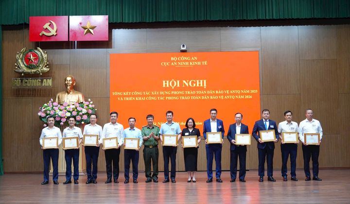 Cơ quan Thường trực VNBA và nhiều ngân hàng hội viên vinh dự nhận Giấy khen của Cục An ninh kinh tế